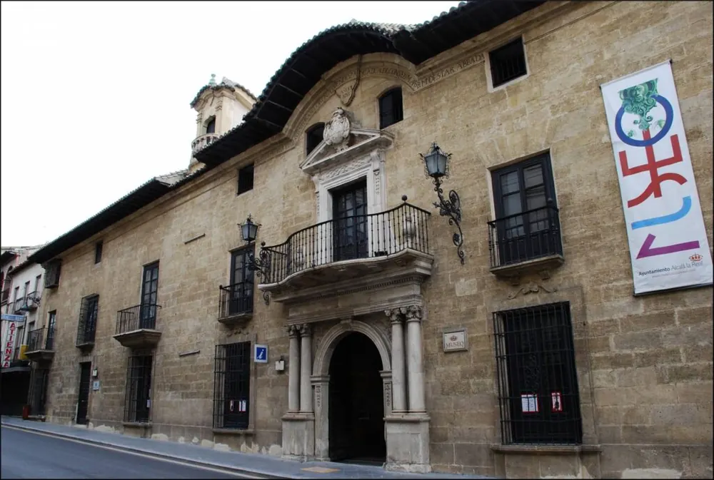 Fachada de un palacio de piedra en el casco histórico de Alcalá la Real