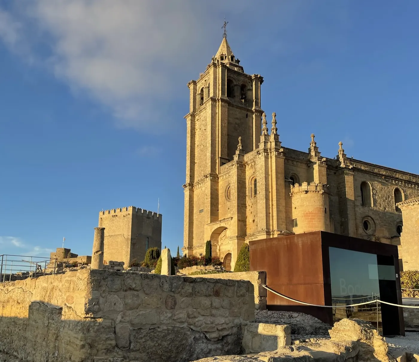 Torre de la Iglesia Mayor Abacial y murallas de la Fortaleza de la Mota, en Alcalá la Real