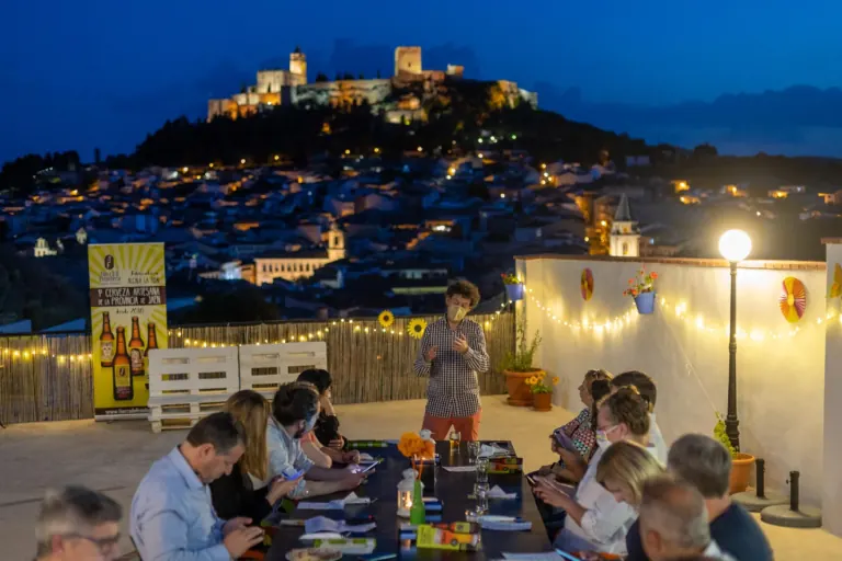 Vista nocturna de Alcalá la Real con la Fortaleza de la Mota iluminada al fondo