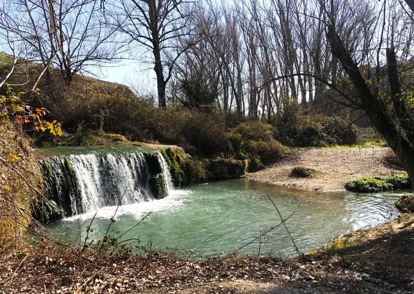 Pequeña cascada y poza en la ribera del río Velillos